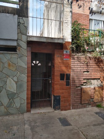 Chacabuco 2819 se escuchan ofertas, 3 dor. interna unica, 2 patios