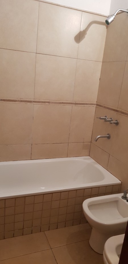 Venta casa interna única, Virasoro N° 200, impecable, amplio jardín, dos patios, 2 dormitorios, parrillero.