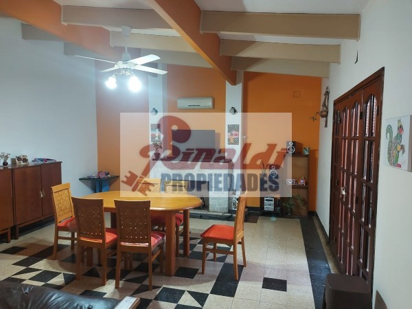 Venta Casa estilo Uruguay 1300, 4/5 habitaciones, garage, quincho, parrillero. Excelente calidad.