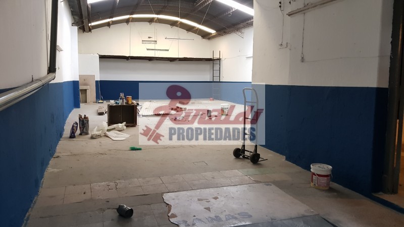 Venta Galpon - Uruguay N° 533, 182m², local al frente, techo parabolico.
