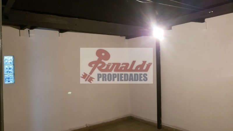 Venta Galpon - Uruguay N° 533, 182m², local al frente, techo parabolico.