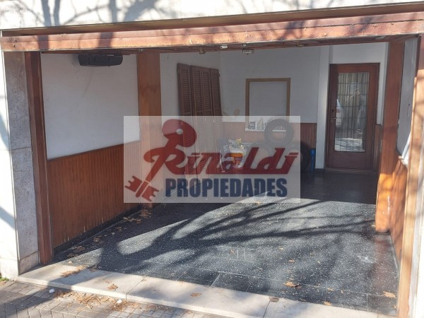 Venta Casa estilo Uruguay 1300, 4/5 habitaciones, garage, quincho, parrillero. Excelente calidad.