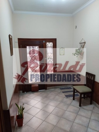 Venta Casa estilo Uruguay 1300, 4/5 habitaciones, garage, quincho, parrillero. Excelente calidad.