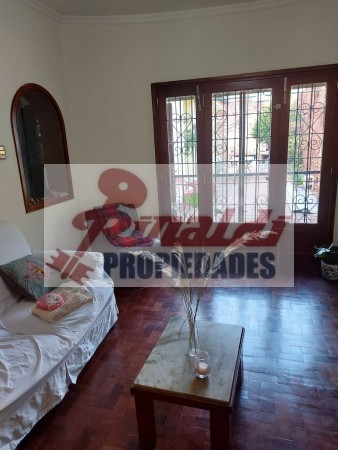 Venta Casa estilo Uruguay 1300, 4/5 habitaciones, garage, quincho, parrillero. Excelente calidad.