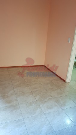 Alquiler Pje. Yugoslavia 4700, casa interna única 1 dormitorio, patio c/parrillero.