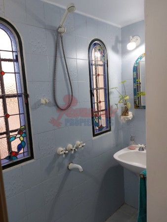 Venta Casa estilo Uruguay 1300, 4/5 habitaciones, garage, quincho, parrillero. Excelente calidad.