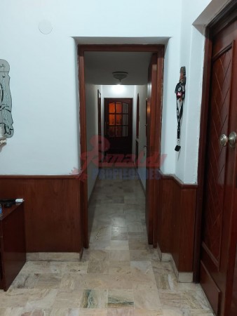Venta Casa estilo Uruguay 1300, 4/5 habitaciones, garage, quincho, parrillero. Excelente calidad.