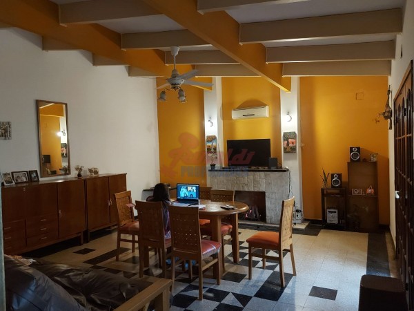 Venta Casa estilo Uruguay 1300, 4/5 habitaciones, garage, quincho, parrillero. Excelente calidad.