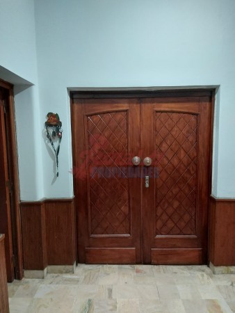 Venta Casa estilo Uruguay 1300, 4/5 habitaciones, garage, quincho, parrillero. Excelente calidad.