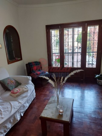 Venta Casa estilo Uruguay 1300, 4/5 habitaciones, garage, quincho, parrillero. Excelente calidad.