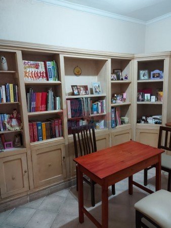Venta Casa estilo Uruguay 1300, 4/5 habitaciones, garage, quincho, parrillero. Excelente calidad.