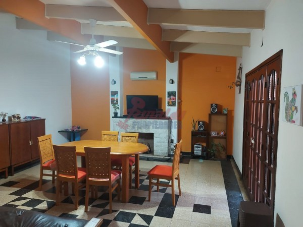 Venta Casa estilo Uruguay 1300, 4/5 habitaciones, garage, quincho, parrillero. Excelente calidad.