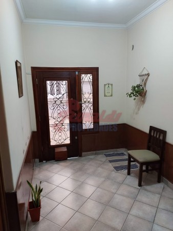 Venta Casa estilo Uruguay 1300, 4/5 habitaciones, garage, quincho, parrillero. Excelente calidad.