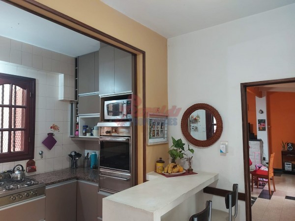Venta Casa estilo Uruguay 1300, 4/5 habitaciones, garage, quincho, parrillero. Excelente calidad.