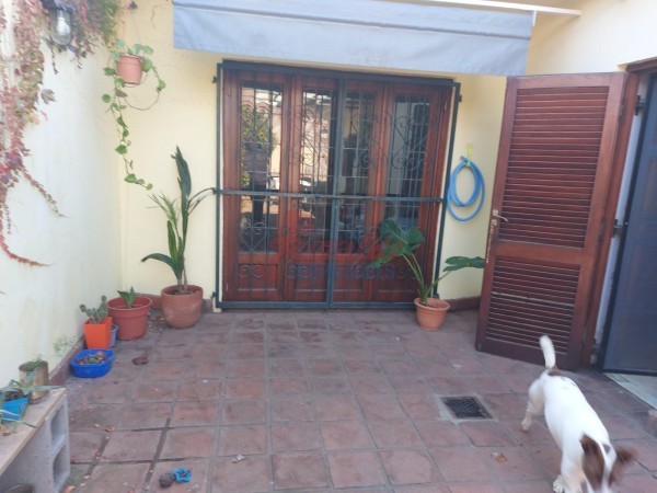 Venta Casa estilo Uruguay 1300, 4/5 habitaciones, garage, quincho, parrillero. Excelente calidad.
