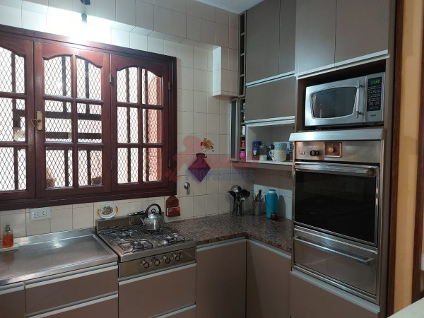Venta Casa estilo Uruguay 1300, 4/5 habitaciones, garage, quincho, parrillero. Excelente calidad.