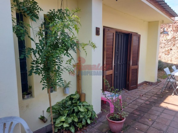 Venta Casa estilo Uruguay 1300, 4/5 habitaciones, garage, quincho, parrillero. Excelente calidad.