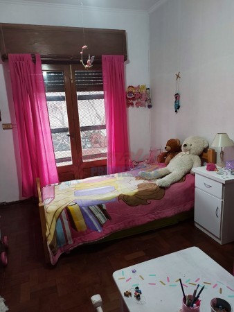 Venta Casa estilo Uruguay 1300, 4/5 habitaciones, garage, quincho, parrillero. Excelente calidad.
