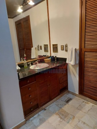 Venta Casa estilo Uruguay 1300, 4/5 habitaciones, garage, quincho, parrillero. Excelente calidad.