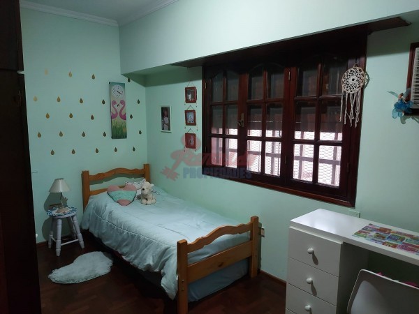 Venta Casa estilo Uruguay 1300, 4/5 habitaciones, garage, quincho, parrillero. Excelente calidad.