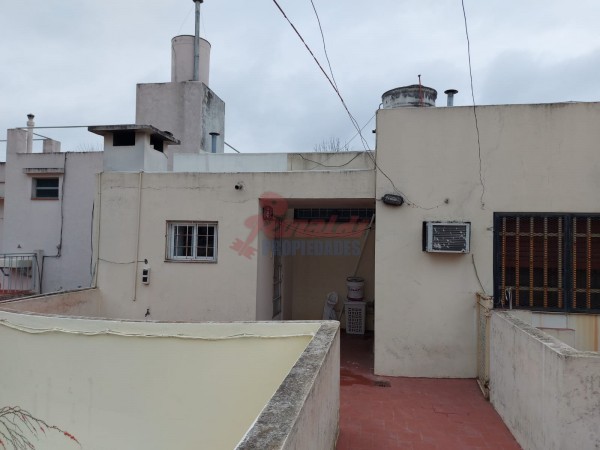 Venta Casa estilo Uruguay 1300, 4/5 habitaciones, garage, quincho, parrillero. Excelente calidad.