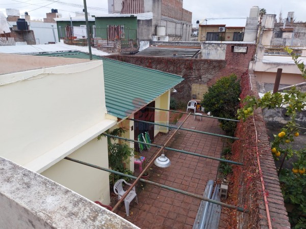Venta Casa estilo Uruguay 1300, 4/5 habitaciones, garage, quincho, parrillero. Excelente calidad.