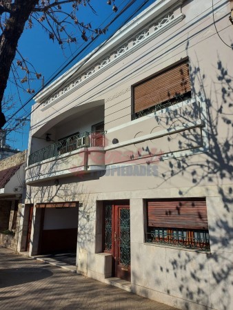 Venta Casa estilo Uruguay 1300, 4/5 habitaciones, garage, quincho, parrillero. Excelente calidad.