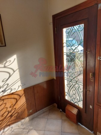 Venta Casa estilo Uruguay 1300, 4/5 habitaciones, garage, quincho, parrillero. Excelente calidad.