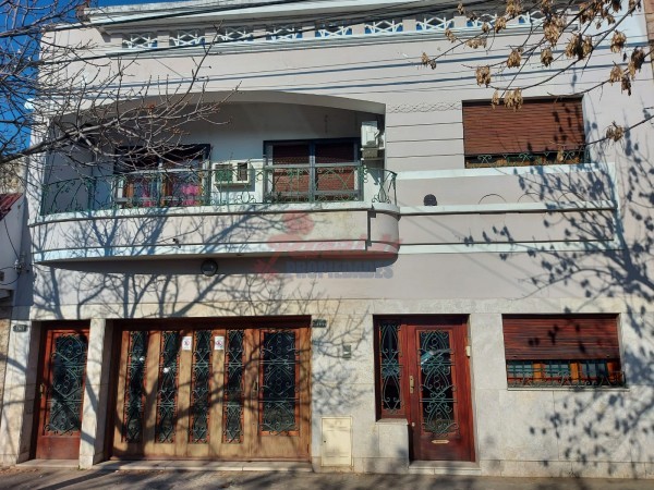 Venta Casa estilo Uruguay 1300, 4/5 habitaciones, garage, quincho, parrillero. Excelente calidad.