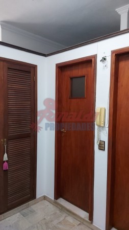 Venta Casa estilo Uruguay 1300, 4/5 habitaciones, garage, quincho, parrillero. Excelente calidad.