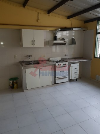 RETASADO Pje. Blanque 1400, cochera amplia, cocina comedor, 2 dormitorios, jardín c/parrillero. OPORTUNIDAD