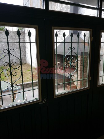 RETASADO Pje. Blanque 1400, cochera amplia, cocina comedor, 2 dormitorios, jardín c/parrillero. OPORTUNIDAD