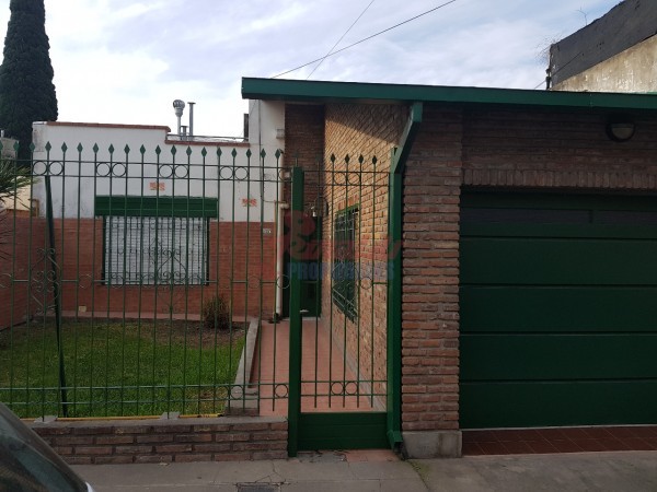RETASADO Pje. Blanque 1400, cochera amplia, cocina comedor, 2 dormitorios, jardín c/parrillero. OPORTUNIDAD
