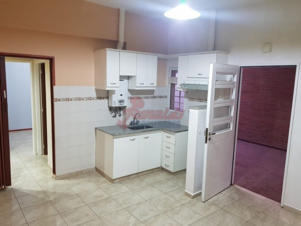 Pje. Yugoslavia 4718, casa c/cochera 1 dormitorio, patio c/parrillero.