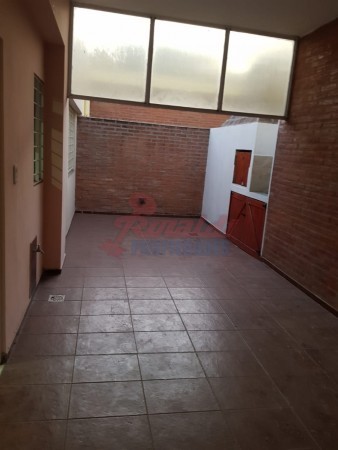 Pje. Yugoslavia 4718, casa c/cochera 1 dormitorio, patio c/parrillero.