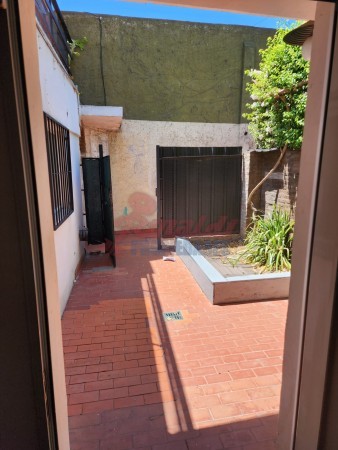 Mitre 4700, 2 dormitorios, 2 baños, patio, interno.