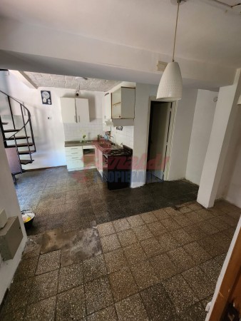 Mitre 4700, 2 dormitorios, 2 baños, patio, interno.