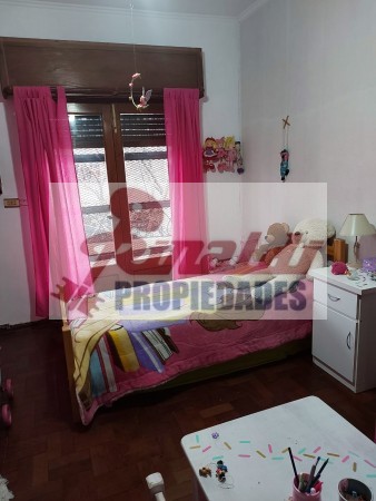 Venta Casa estilo Uruguay 1300, 4/5 habitaciones, garage, quincho, parrillero. Excelente calidad.