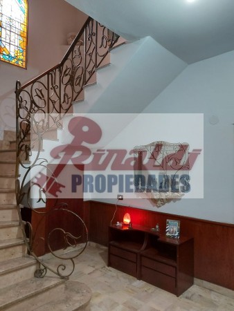 Venta Casa estilo Uruguay 1300, 4/5 habitaciones, garage, quincho, parrillero. Excelente calidad.