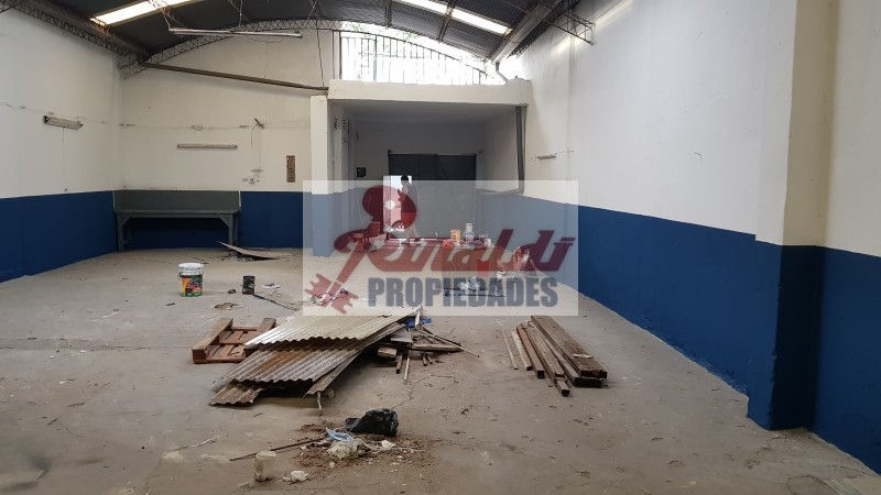 Venta Galpon - Uruguay N° 533, 182m², local al frente, techo parabolico.