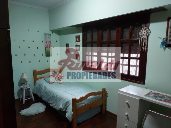 Venta Casa estilo Uruguay 1300, 4/5 habitaciones, garage, quincho, parrillero. Excelente calidad.