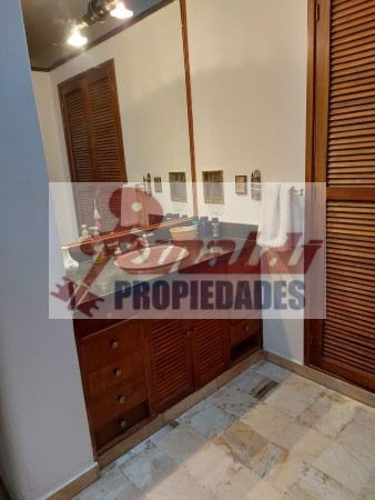 Venta Casa estilo Uruguay 1300, 4/5 habitaciones, garage, quincho, parrillero. Excelente calidad.