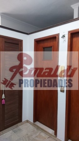 Venta Casa estilo Uruguay 1300, 4/5 habitaciones, garage, quincho, parrillero. Excelente calidad.