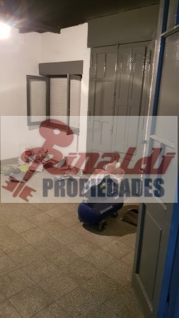 Venta Galpon - Uruguay N° 533, 182m², local al frente, techo parabolico.