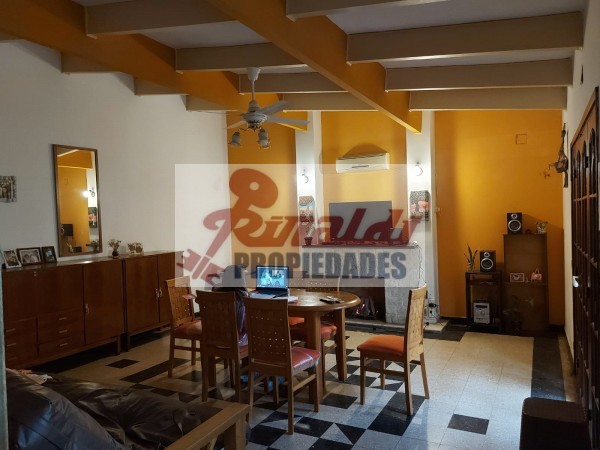 Venta Casa estilo Uruguay 1300, 4/5 habitaciones, garage, quincho, parrillero. Excelente calidad.