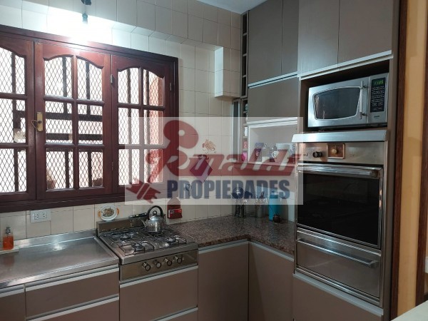 Venta Casa estilo Uruguay 1300, 4/5 habitaciones, garage, quincho, parrillero. Excelente calidad.