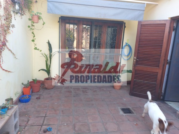 Venta Casa estilo Uruguay 1300, 4/5 habitaciones, garage, quincho, parrillero. Excelente calidad.