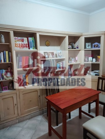 Venta Casa estilo Uruguay 1300, 4/5 habitaciones, garage, quincho, parrillero. Excelente calidad.
