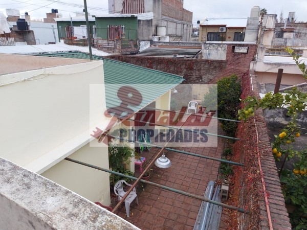 Venta Casa estilo Uruguay 1300, 4/5 habitaciones, garage, quincho, parrillero. Excelente calidad.