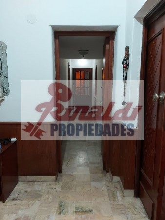 Venta Casa estilo Uruguay 1300, 4/5 habitaciones, garage, quincho, parrillero. Excelente calidad.